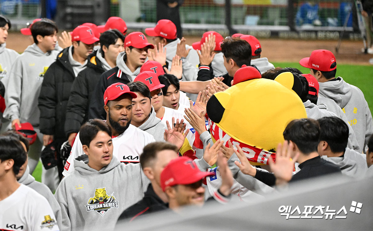 23일 오후 광주기아챔피언스필드에서 열린 '2024 신한 SOL Bank KBO 한국시리즈' 삼성 라이온즈와 KIA 타이거즈의 2차전 경기, KIA가 선발 양현종의 호투와 1회애만 5득점을 뽑아낸 타선의 활약에 힘입어 삼성에 8:3으로 승리하며 시리즈 2연승을 달렸다. 이날 경기에서 승리한 KIA 선수들이 코칭스태프들과 하이파이브를 하고 있다. 광주, 김한준 기자