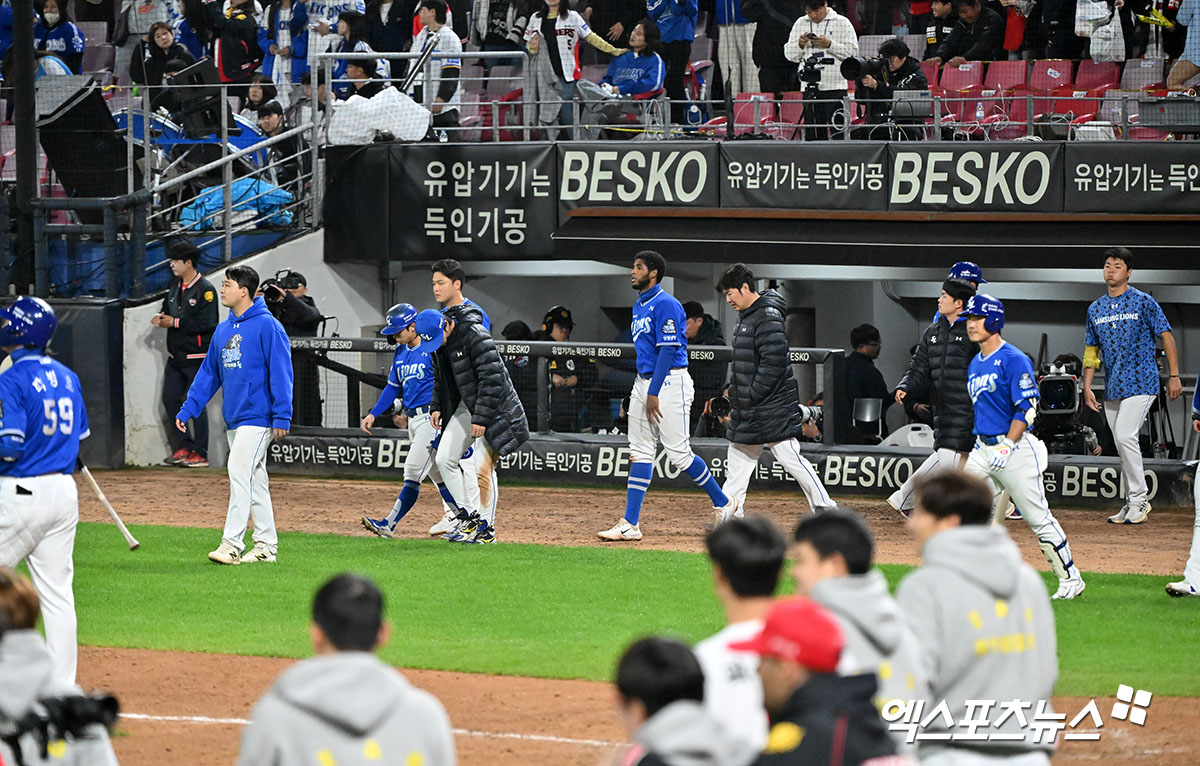 삼성 라이온즈 선수들이 23일 광주 기아챔피언스필드에서 열린 KIA 타이거즈와의 한국시리즈 2차전에서 패한 뒤 아쉬워하며 그라운드로 걸어 나오고 있다. 광주, 김한준 기자