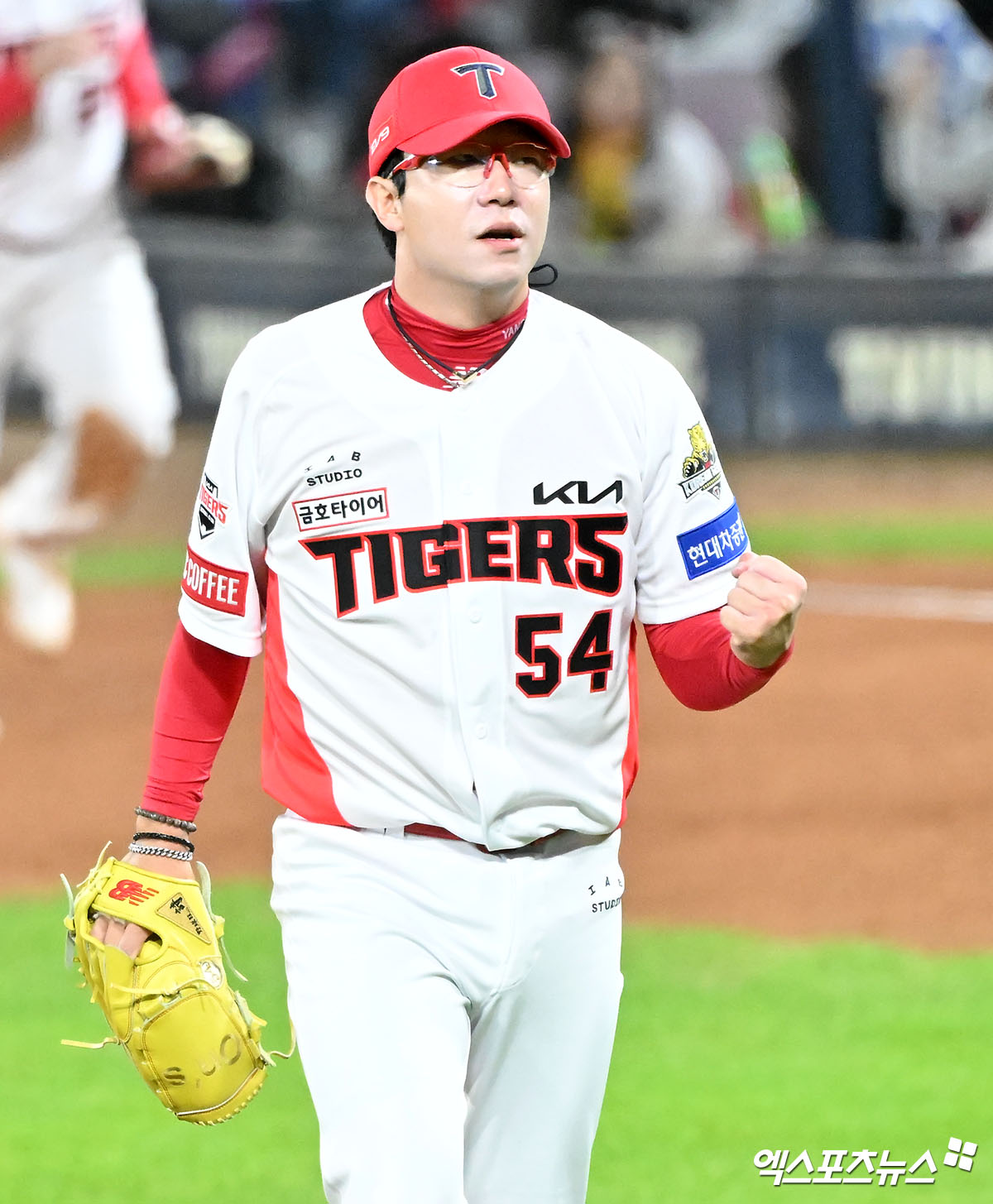 23일 오후 광주기아챔피언스필드에서 열린 '2024 신한 SOL Bank KBO 한국시리즈' 삼성 라이온즈와 KIA 타이거즈의 2차전 경기, 5회초 수비를 마친 KIA 선발투수 양현종이 주먹을 불끈 쥐고 있다. 광주, 김한준 기자