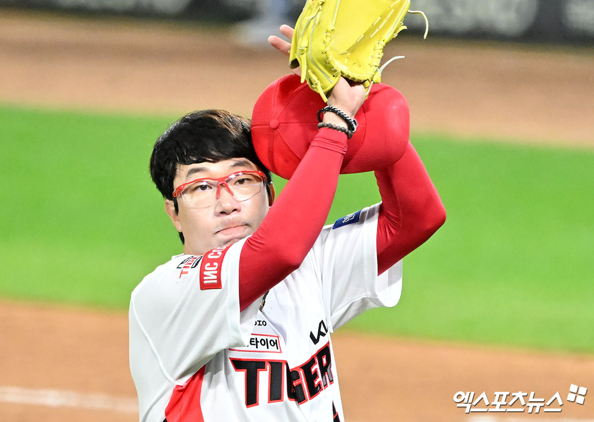 23일 오후 광주기아챔피언스필드에서 열린 '2024 신한 SOL Bank KBO 한국시리즈' 삼성 라이온즈와 KIA 타이거즈의 2차전 경기, 6회초 1사 1,2루 KIA 선발투수 양현종이 마운드를 내려가고 있다. 광주, 김한준 기자