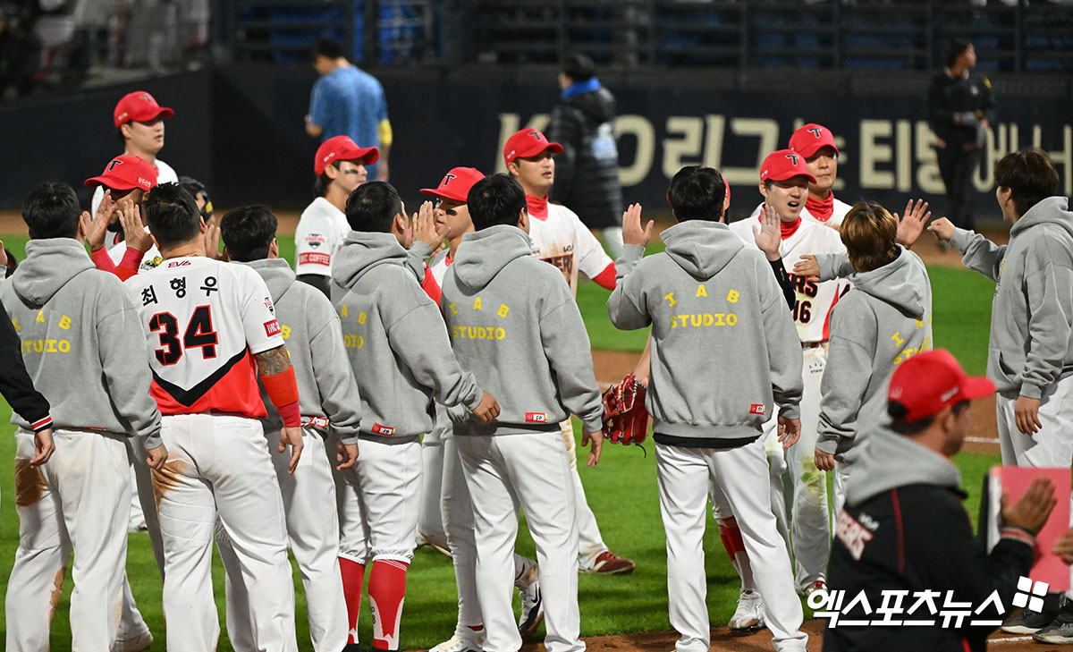 23일 오후 광주기아챔피언스필드에서 열린 '2024 신한 SOL Bank KBO 한국시리즈' 삼성 라이온즈와 KIA 타이거즈의 2차전 경기, KIA가 선발 양현종의 호투와 1회애만 5득점을 뽑아낸 타선의 활약에 힘입어 삼성에 8:3으로 승리하며 시리즈 2연승을 달렸다. 이날 경기에서 승리한 KIA 선수들이 기뻐하고 있다. 광주, 김한준 기자