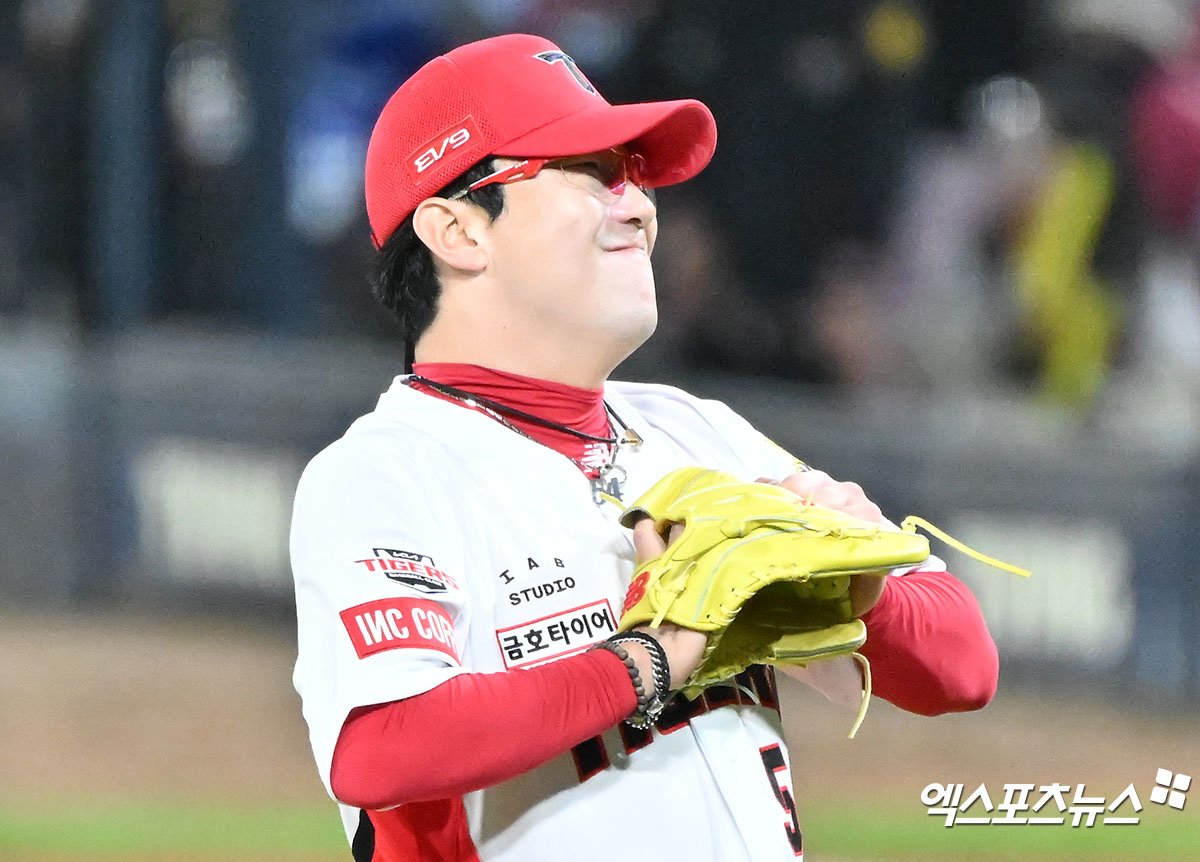 23일 오후 광주기아챔피언스필드에서 열린 '2024 신한 SOL Bank KBO 한국시리즈' 삼성 라이온즈와 KIA 타이거즈의 2차전 경기, 6회초 1사 1루 KIA 선발투수 양현종이 삼성 전병우에게 볼넷을 허용하며 아쉬워하고 있다. 광주, 김한준 기자