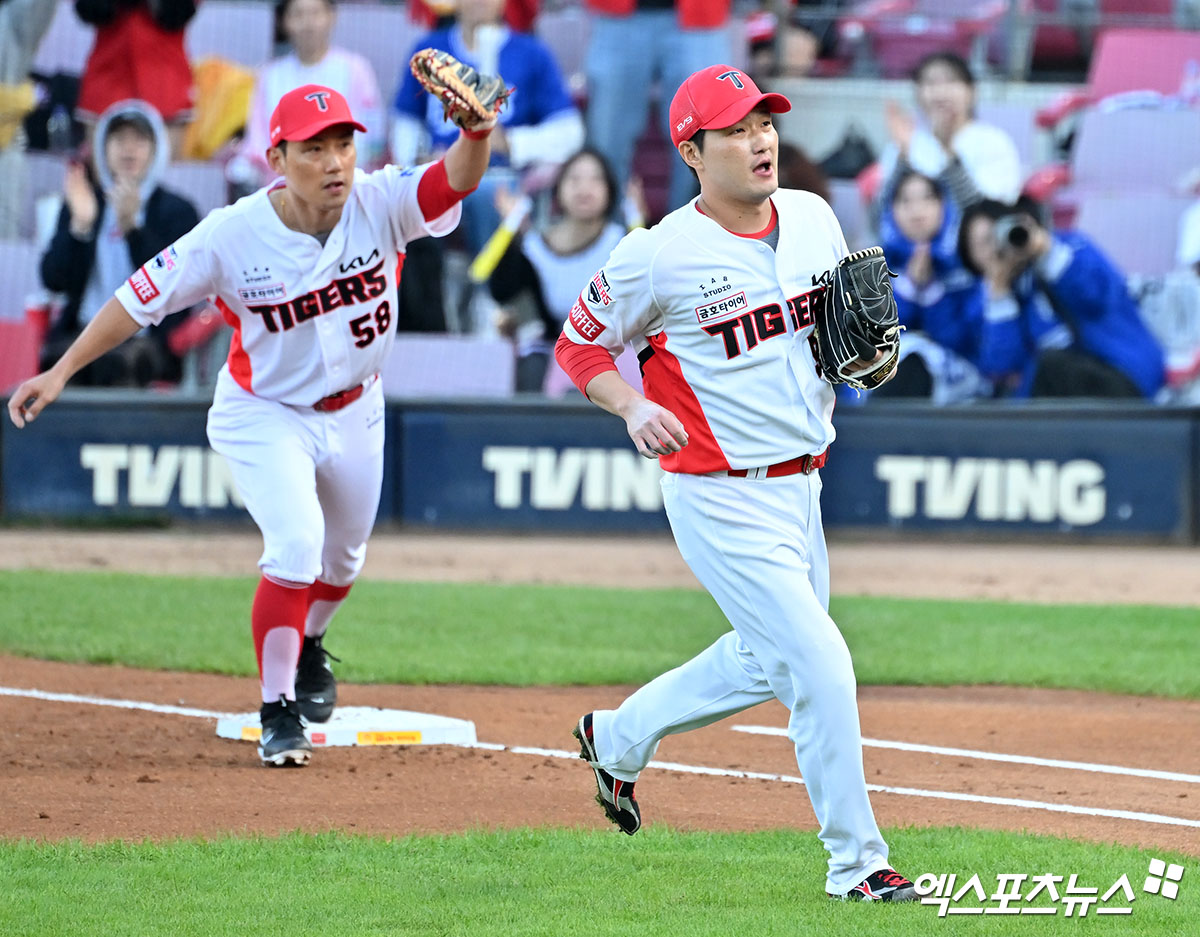 23일 오후 광주기아챔피언스필드에서 열린 '2024 신한 SOL Bank KBO 한국시리즈' 삼성 라이온즈와 KIA 타이거즈의 1차전 서스펜디드 경기,  6회초 수비를 마친 KIA 전상현이 더그아웃으로 향하고 있다. 광주, 김한준 기자