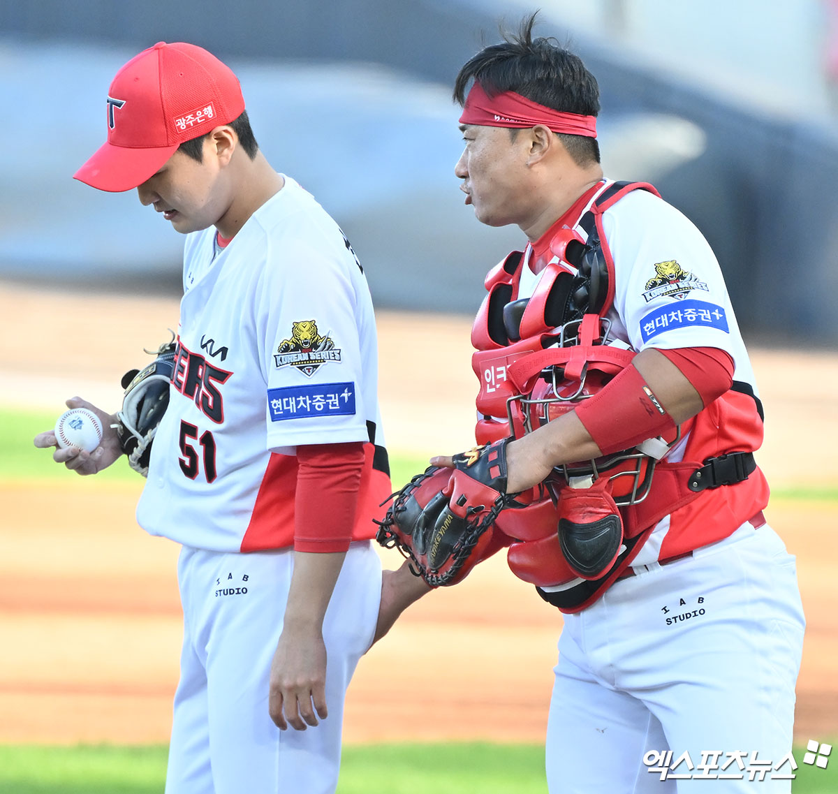 23일 오후 광주기아챔피언스필드에서 열린 '2024 신한 SOL Bank KBO 한국시리즈' 삼성 라이온즈와 KIA 타이거즈의 1차전 서스펜디드 경기,  6회초 2사 만루 KIA 김태군이 마운드를 방문해 전상현과 대화를 나누고 있다. 광주, 김한준 기자