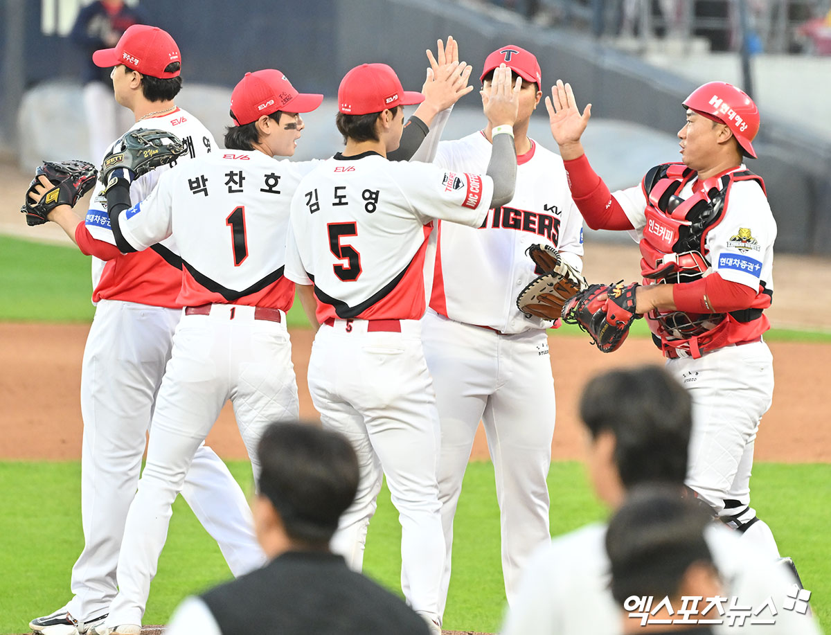 23일 오후 광주기아챔피언스필드에서 열린 '2024 신한 SOL Bank KBO 한국시리즈' 삼성 라이온즈와 KIA 타이거즈의 1차전 서스펜디드 경기, KIA가 삼성에 5:1 역전승을 거두며 한국시리즈 첫 승을 거뒀다.  이날 경기에서 승리한 KIA 선수들이 기뻐하고 있다. 광주, 김한준 기자