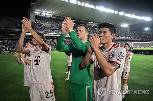 뮌헨이 24일(한국시간) 스페인 바르셀로나에 있는 에스타디 올림피크 루이스 콤파니스에서 열린 바르셀로나와의 2024-2025시즌 유럽축구연맹(UEFA) 챔피언스리그 리그 페이즈 3차전에서 하피냐에게 해트트릭을 허용하며 1-4 완패를 당했다.   김민재가 선발 출전하면서 첫 바르셀로나 원정을 떠났지만, 뮌헨을 잘 아는 한지 플릭 감독에게 당하면서 2연패를 안았다. 연합뉴스