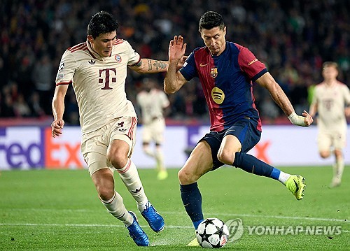 뮌헨이 24일(한국시간) 스페인 바르셀로나에 있는 에스타디 올림피크 루이스 콤파니스에서 열린 바르셀로나와의 2024-2025시즌 유럽축구연맹(UEFA) 챔피언스리그 리그 페이즈 3차전에서 하피냐에게 해트트릭을 허용하며 1-4 완패를 당했다.   김민재가 선발 출전하면서 첫 바르셀로나 원정을 떠났지만, 뮌헨을 잘 아는 한지 플릭 감독에게 당하면서 2연패를 안았다. 연합뉴스