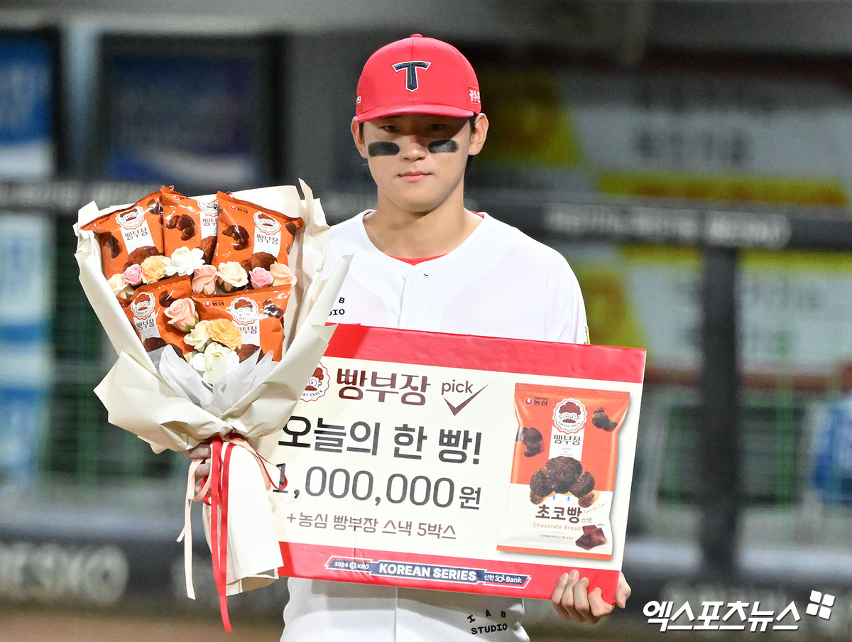 23일 오후 광주기아챔피언스필드에서 열린 '2024 신한 SOL Bank KBO 한국시리즈' 삼성 라이온즈와 KIA 타이거즈의 2차전 경기, KIA가 선발 양현종의 호투와 1회애만 5득점을 뽑아낸 타선의 활약에 힘입어 삼성에 8:3으로 승리하며 시리즈 2연승을 달렸다.  오늘의 한 빵!을 수상한 KIA 김도영이 포즈를 취하고 있다. 광주, 김한준 기자