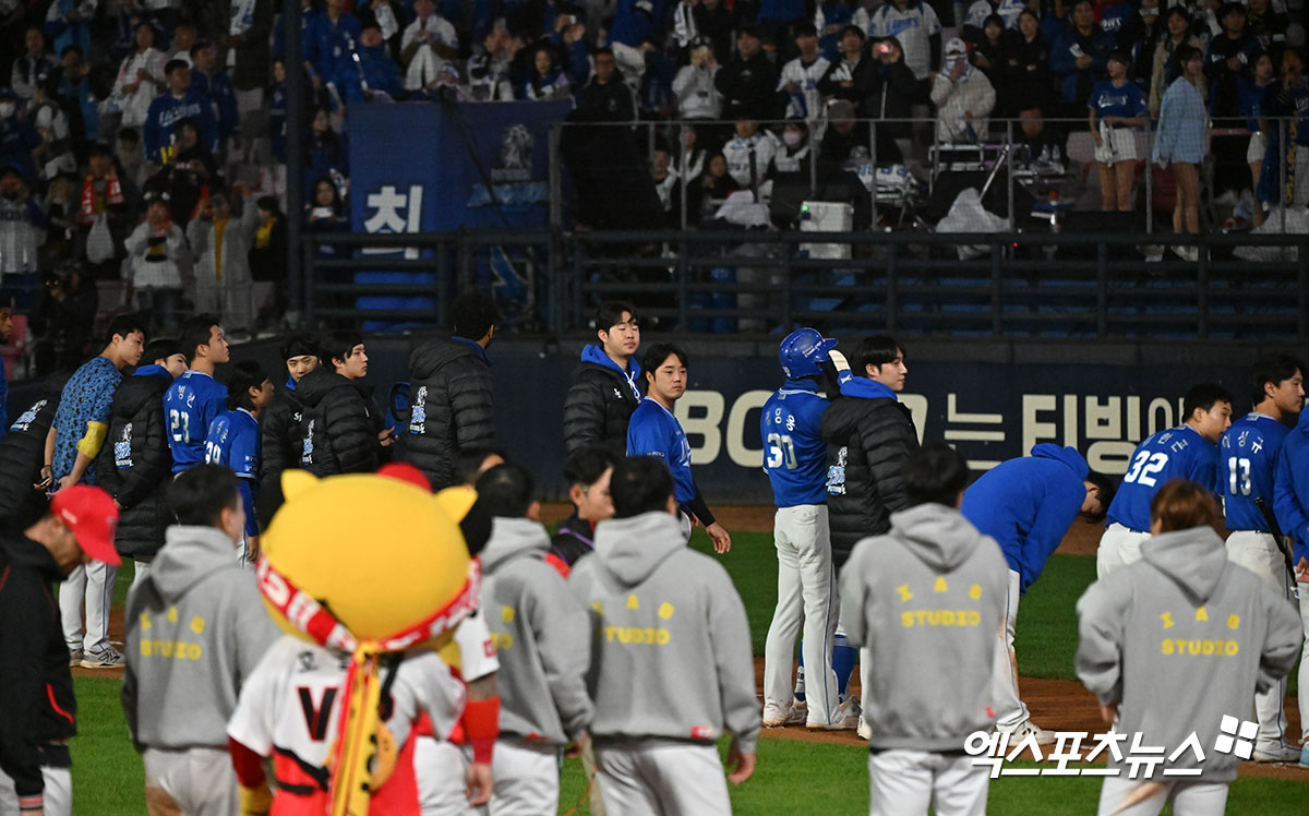 성 라이온즈가 23일 광주 기아챔피언스필드에서 열린 2024 신한 SOL Bank KBO 포스트시즌 KIA 타이거즈와의 한국시리즈(7전 4승제) 1차전(10월 21일 경기 서스펜디드 재개)에서 1-5, 2차전에서 3-8로 패했다. 사진 김한준 기자