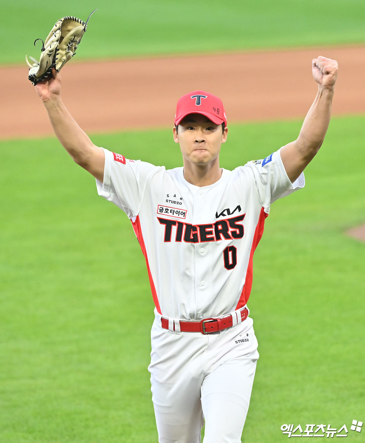 23일 오후 광주기아챔피언스필드에서 열린 '2024 신한 SOL Bank KBO 한국시리즈' 삼성 라이온즈와 KIA 타이거즈의 1차전 서스펜디드 경기, 8회초 수비를 마친 KIA 곽도규가 기뻐하고 있다. 광주, 김한준 기자