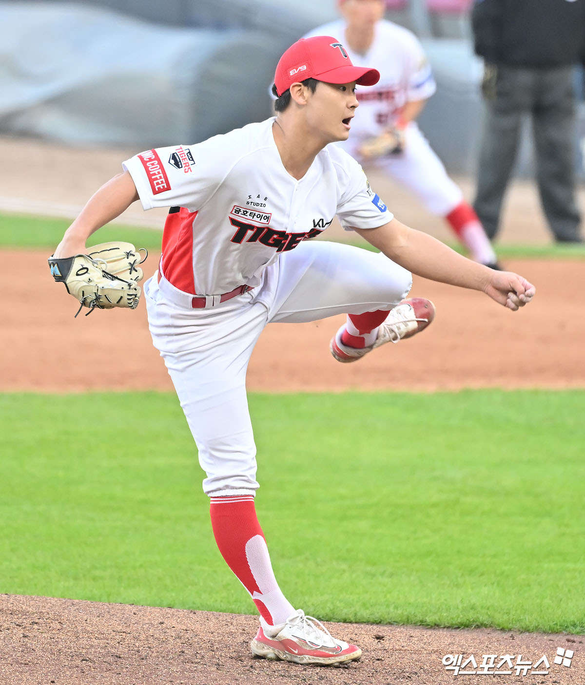 23일 오후 광주기아챔피언스필드에서 열린 '2024 신한 SOL Bank KBO 한국시리즈' 삼성 라이온즈와 KIA 타이거즈의 1차전 서스펜디드 경기, 7회초 2사 2루 KIA 곽도규가 공을 힘차게 던지고 있다. 광주, 김한준 기자