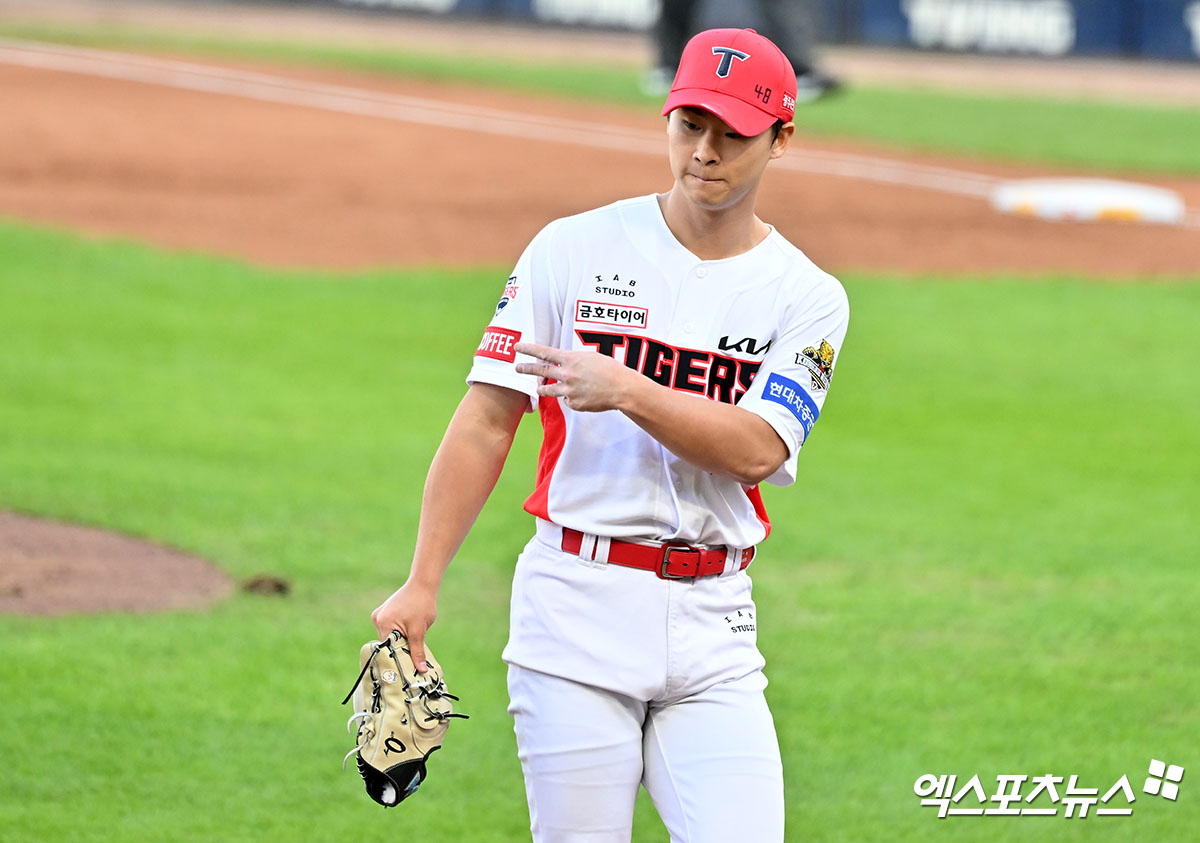 23일 오후 광주기아챔피언스필드에서 열린 '2024 신한 SOL Bank KBO 한국시리즈' 삼성 라이온즈와 KIA 타이거즈의 1차전 서스펜디드 경기,  7회초 2사 2루 KIA 곽도규가 삼성 디아즈를 루킹 삼진으로 처리한 후 더그아웃으로 향하고 있다. 광주, 김한준 기자