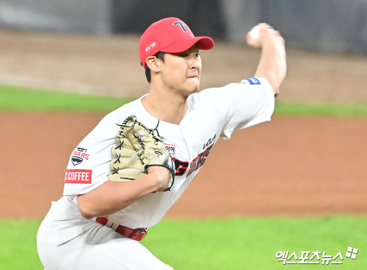 23일 오후 광주기아챔피언스필드에서 열린 '2024 신한 SOL Bank KBO 한국시리즈' 삼성 라이온즈와 KIA 타이거즈의 2차전 경기, 8회초 KIA 곽도규가 공을 힘차게 던지고 있다. 광주, 김한준 기자