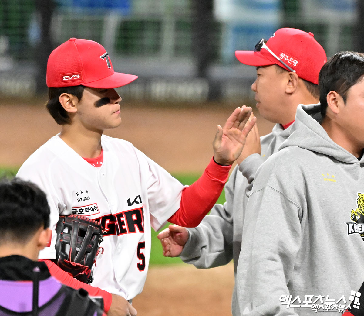 23일 오후 광주기아챔피언스필드에서 열린 '2024 신한 SOL Bank KBO 한국시리즈' 삼성 라이온즈와 KIA 타이거즈의 2차전 경기, KIA가 선발 양현종의 호투와 1회애만 5득점을 뽑아낸 타선의 활약에 힘입어 삼성에 8:3으로 승리하며 시리즈 2연승을 달렸다. 이날 경기에서 승리한 KIA 김도영이 이범호 감독과 하이파이브를 하고 있다. 엑스포츠뉴스DB