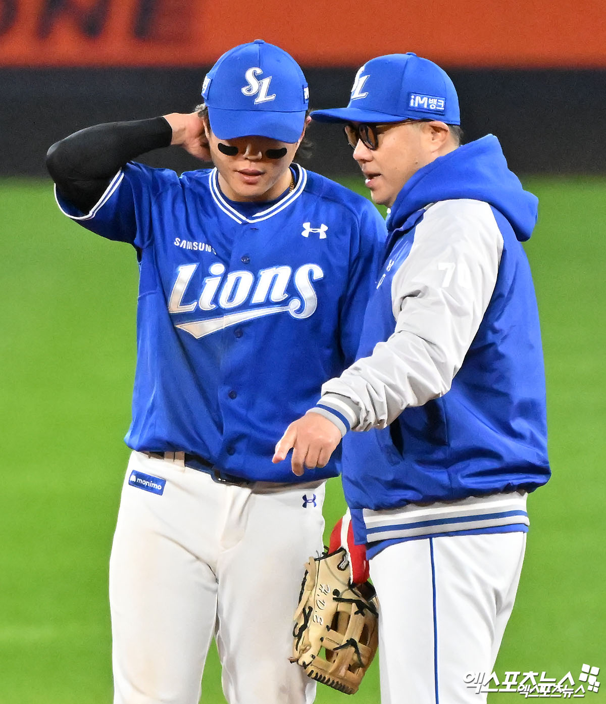 23일 오후 광주기아챔피언스필드에서 열린 '2024 신한 SOL Bank KBO 한국시리즈' 삼성 라이온즈와 KIA 타이거즈의 2차전 경기, 1회말 1사 1루 삼성 류지혁이 KIA 이우성을 포스아웃 시키는 과정에서 충돌하며 고통을 호소하자 박진만 감독이 상태를 체크하고 있다. 엑스포츠뉴스DB