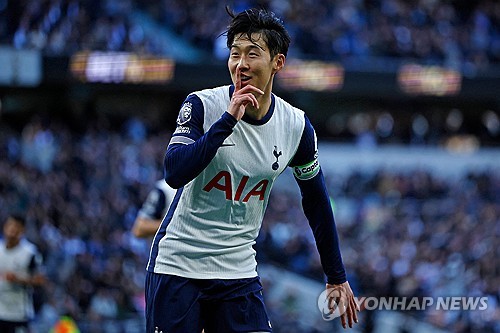 3주 만에 그라운드에 복귀했던 손흥민이 또다시 부상으로 경기에 참여하지 못하게 됐다. 다행히 손흥민의 부상이 심각해 보이지는 않지만, 토트넘 홋스퍼는 선수 보호 차원에서 손흥민을 명단에서 빼는 선택을 내린 것으로 보인다. 커리어 내내 '철강왕'의 면모를 보여줬던 손흥민이지만, 한편으로는 이제 30대 중반을 향해 달려가고 있는 손흥민의 몸 상태를 관리해줘야 한다는 점에서 안타까움이 느껴지는 게 사실이다. 사진 연합뉴스