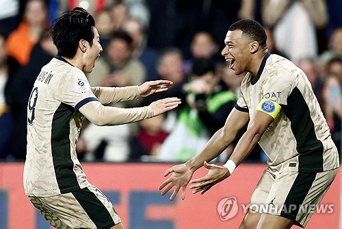 프랑스 축구의 레전드 티에리 앙리가 킬리안 음바페가 빠진 파리 생제르맹(PSG)이 더욱 탄탄해졌다고 평가했다. 다만 앙리는 득점이 필요한 순간에 골을 넣어줄 선수가 없다는 점에서 음바페의 부재가 느껴진다고도 했다. 선수들의 부상과 부진으로 인해 마땅한 스트라이커가 없어 마르코 아센시오나 이강인을 제로톱으로 기용하는 현 PSG의 상황을 확실하게 짚은 분석이다. 사진 연합뉴스