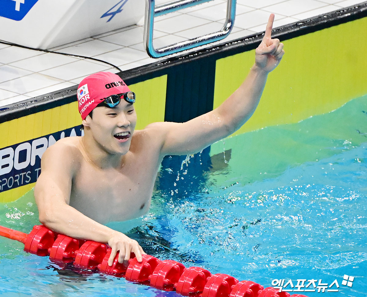 중국 항저우 올림픽 스포츠센터 수영장에서 열린 '2022 항저우 아시안게임' 남자 자유형 50ｍ 결승에서 대한민국 지유찬이 1위로 결승선을 통과한 후 기뻐하고 있다. 엑스포츠뉴스DB