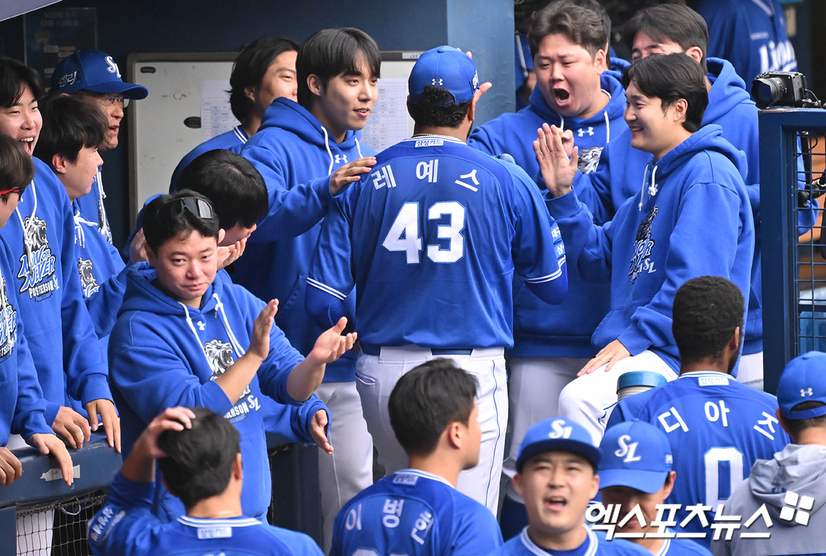 19일 오후 서울 송파구 잠실야구장에서 열린 '2024 신한 SOL Bank KBO 포스트시즌' 삼성 라이온즈와 LG 트윈스의 플레이오프 4차전 경기, 6회말 수비를 마친 삼성 선발투수 레예스가 더그아웃에서 하이파이브를 하고 있다. 엑스포츠뉴스 DB