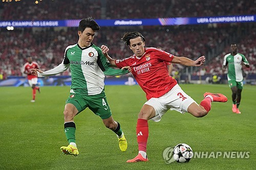 네덜란드 페예노르트에서 활약 중인 황인범이 24일 포르투갈 리스본에서 열린 유럽축구연맹 챔피언스리그 리그 페이즈 3차전 포르투갈 최고 명문 벤피카와의 맞대결에서 90분 풀타임을 누비며 3-1 쾌승을 이끌었다. 황인범은 특히 최고 수준의 중앙 미드필더가 지녀야 할 12km 활동량을 이번에도 기록하며 유럽 수준급 미드필더임을 다시 확인했다. 연합뉴스