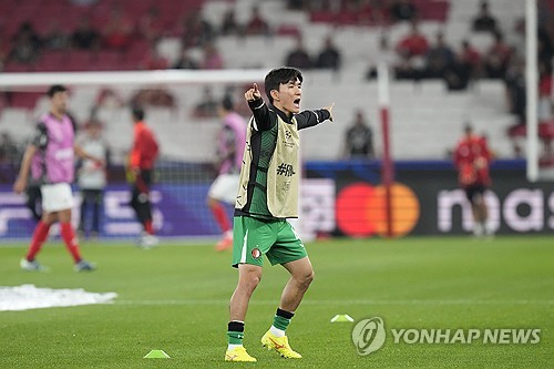 네덜란드 페예노르트에서 활약 중인 황인범이 24일 포르투갈 리스본에서 열린 유럽축구연맹 챔피언스리그 리그 페이즈 3차전 포르투갈 최고 명문 벤피카와의 맞대결에서 90분 풀타임을 누비며 3-1 쾌승을 이끌었다. 황인범은 특히 최고 수준의 중앙 미드필더가 지녀야 할 12km 활동량을 이번에도 기록하며 유럽 수준급 미드필더임을 다시 확인했다. 연합뉴스