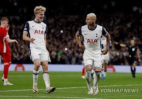 손흥민이 허벅지 부상으로 결장한 가운데 그의 소속팀인 토트넘 홋스퍼가 유럽축구연맹 유로파리그 3연승을 기록했다. 토트넘은 25일 영국 런던 토트넘 홋스퍼 경기장에서 열린 2024-2025 UEFA 유로파리그 본선 리그페이즈 3라운드에서 네덜란드 중상위권 구단 알크마르를 1-0으로 제압했다. 토트넘은 36개팀 가운데 2위에 오르며 상위 8팀에 주어지는 16강 직행 티켓 확보에 다가섰다. 토트넘은 이번 대회 강력한 우승후보다. 연합뉴스