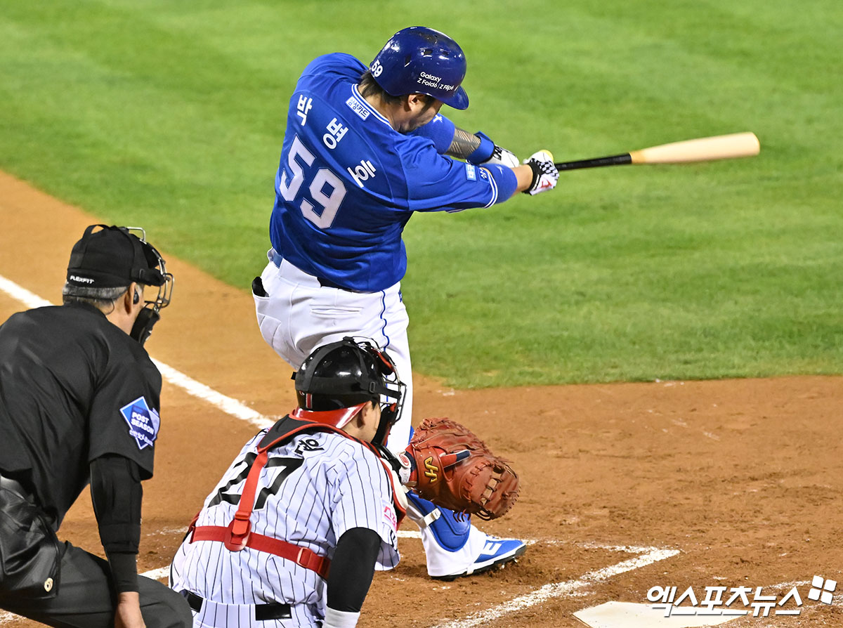 17일 오후 서울 송파구 잠실야구장에서 열린 '2024 신한 SOL Bank KBO 포스트시즌' 삼성 라이온즈와 LG 트윈스의 플레이오프 3차전 경기, 4회초 2사 1루 삼성 박병호가 우중간 안타를 날리고 있다. 엑스포츠뉴스DB