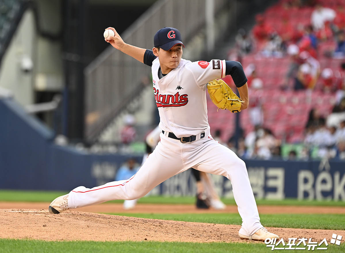 한국야구위원회(KBO)는 2024 세계야구소프트볼연맹(WBSC) 프리미어12 대표팀 훈련에 우완 투수 김시훈(NC), 조민석, 사이드암 이강준(사진·이상 상무)을 추가 소집했다고 25일 밝혔다. 손주영이 빠졌고 한국시리즈 치르는 KIA, 삼성 투수들의 합류가 아직 이뤄지지 않고 있는 것에 따른 조치다. 엑스포츠뉴스DB