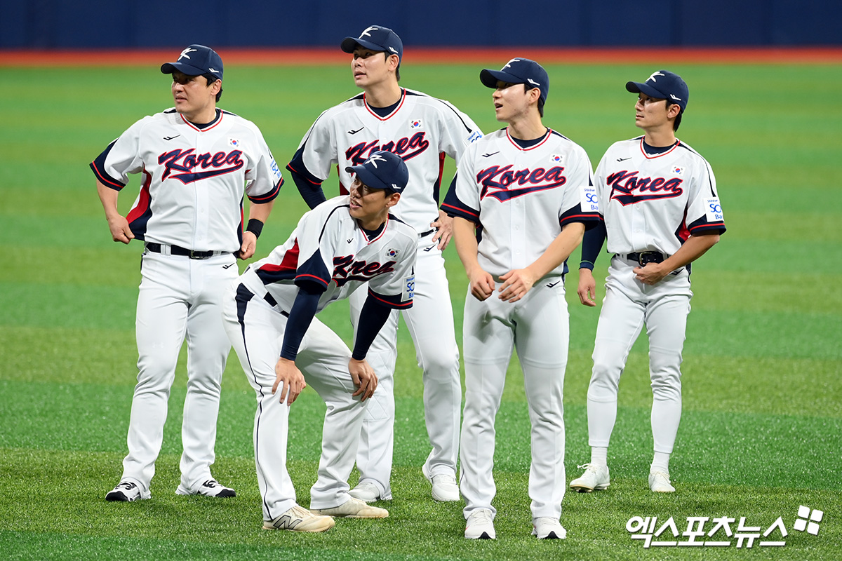 24일 오후 서울 구로구 고척스카이돔에서 2024 세계야구소프트볼협회(WBSC) 프리미어12에 출전하는 한국 야구대표팀의 첫 소집 및 훈련이 진행됐다.  야구대표팀 박동원, 홍창기, 송성문, 박성한, 신민재가 훈련을 하고 있다. 엑스포츠뉴스DB