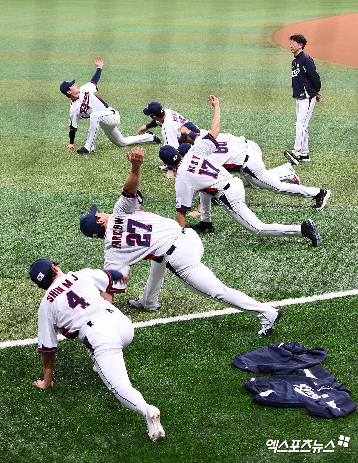 류중일 감독이 이끄는 대한민국 야구대표팀이 24일 서울 구로구 고척스카이돔에서 내달 일본, 대만에서 개최하는 프리미어12 대비 훈련을 시작했다. 선수들이 몸을 풀고 있다. 엑스포츠뉴스DB