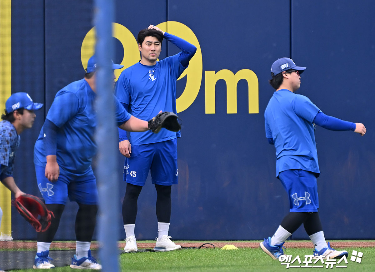 삼성 선수들이 25일 대구 삼성라이온즈파크에서 열리는 KIA와의 2024 신한 SOL Bank KBO 한국시리즈(7전 4승제·KIA 2승) 3차전을 앞두고 몸을 풀고 있다. 삼성은 이날 김지찬(중견수)-류지혁(3루수)-강민호(포수)-르윈 디아즈(1루수)-김헌곤(좌익수)-박병호(지명타자)-김영웅(3루수)-이성규(우익수)-이재현(유격수)으로 타선을 꾸렸다. 플레이오프의 영웅 데니 레예스가 선발투수로 출격한다. 대구, 김한준 기자