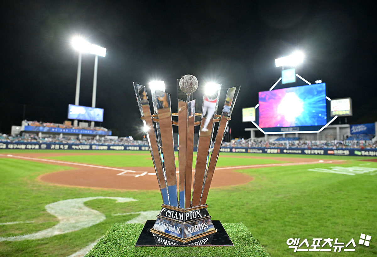 삼성과 KIA는 25일 삼성라이온즈파크에서 열린 '2024 신한 SOL Bank KBO 포스트시즌' 한국시리즈(7전 4승제) 3차전에 나섰다. 이날 경기는 라이온즈파크 개장 후 첫 번째 한국시리즈 경기다. 대구, 김한준 기자