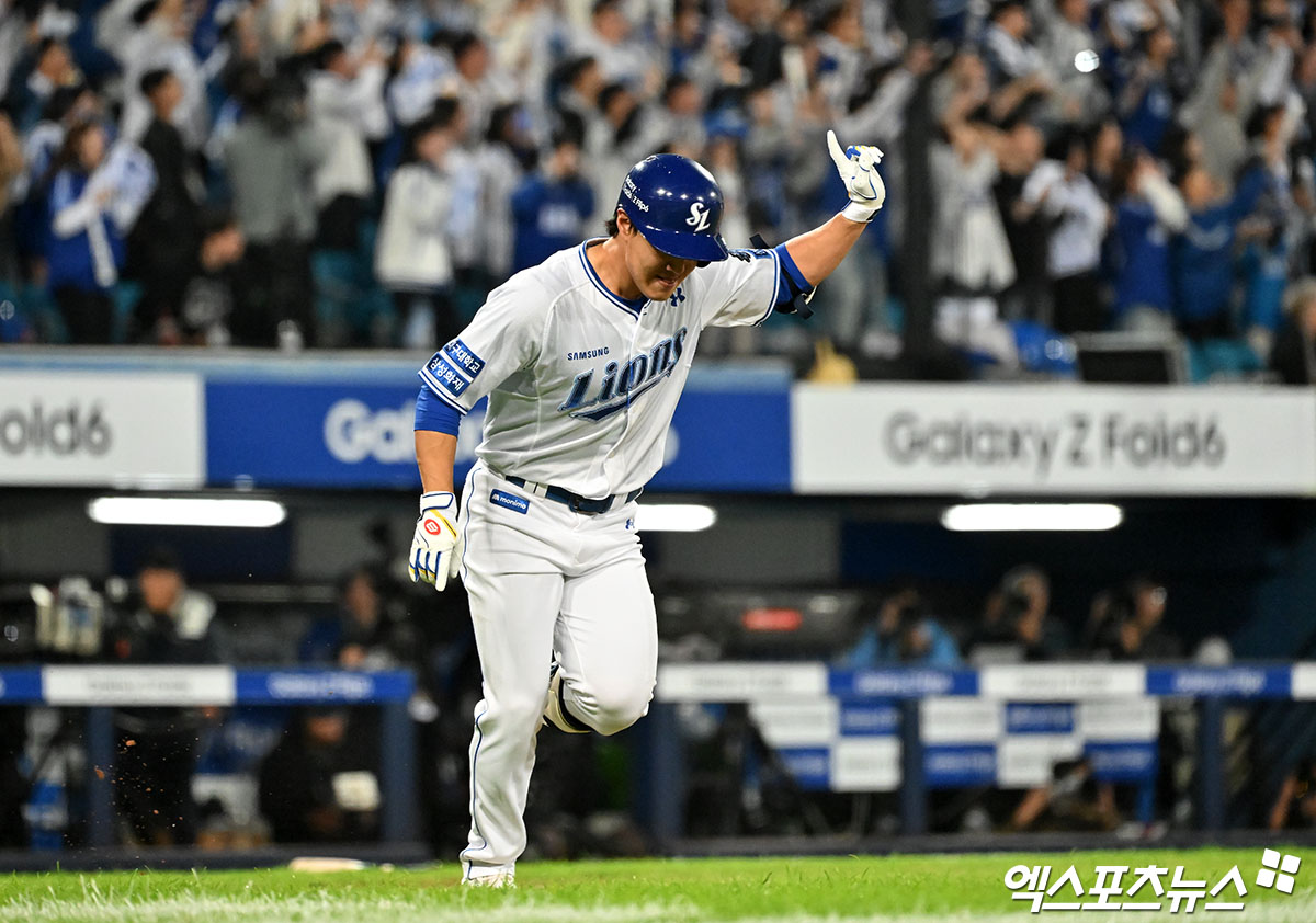 삼성 외야수 이성규는 25일 삼성라이온즈파크에서 열린 '2024 신한 SOL Bank KBO 포스트시즌' KIA와 한국시리즈(7전 4승제) 3차전에서 8번타자 우익수로 선발 출전했다. 이날 좌측 담장을 넘어가는 솔로 홈런을 터트려 팀에 선취점을 안겼다. 대구, 김한준 기자