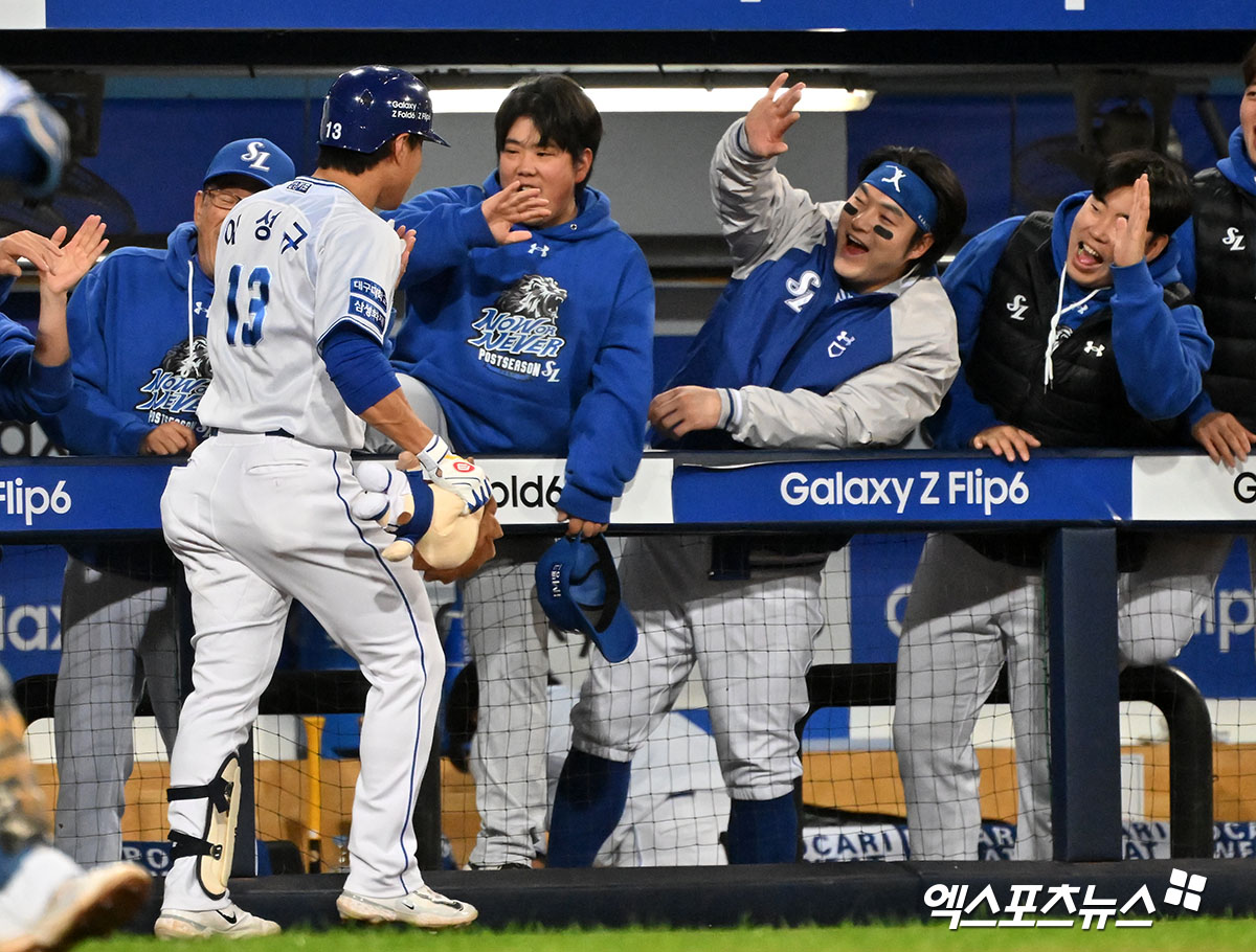 삼성 라이온즈 이성규가 25일 대구 삼성라이온즈파크에서 열린 KIA 타이거즈와 한국시리즈 3차전에서 선제 솔로 홈런을 친 뒤 세리머니하고 있다. 이날 8번 타자 겸 우익수로 선발 출전한 이성규는 0-0으로 맞선 3회말 1사 주자 없는 상황 첫 타석에서 볼카운트 1-2로 불리한 상황에 처했으나 KIA 선발 에릭 라우어의 5구째, 151km/h 패스트볼을 강타했다. 비거리 125m의 좌중월 솔로 홈런으로 포효했다. 팀에 귀중한 선취점을 안기며 1-0을 만들었다. 대구, 김한준 기자​​​