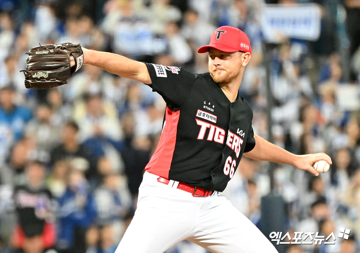 KIA 투수 라우어는 25일 삼성라이온즈파크에서 열린 '2024 신한 SOL Bank KBO 포스트시즌' 삼성과 한국시리즈(7전 4승제) 3차전에서 선발 등판했다. 이날 최종 성적 5이닝 2실점을 기록하며 마운드를 내려와야 했다. 대구, 김한준 기자