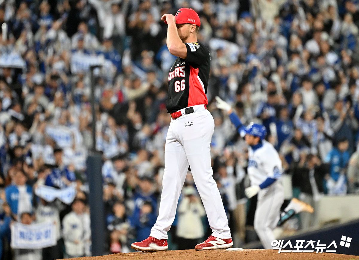 KIA 투수 라우어는 25일 삼성라이온즈파크에서 열린 '2024 신한 SOL Bank KBO 포스트시즌' 삼성과 한국시리즈(7전 4승제) 3차전에서 선발 등판했다. 이날 최종 성적 5이닝 2실점을 기록하며 마운드를 내려와야 했다. 대구, 김한준 기자