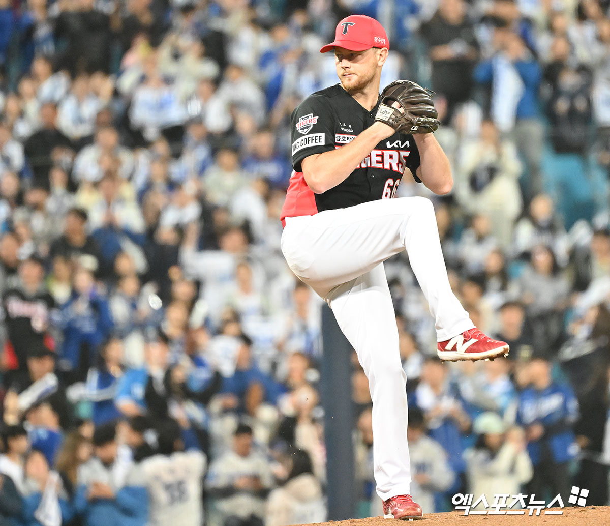 KIA 투수 라우어는 25일 삼성라이온즈파크에서 열린 '2024 신한 SOL Bank KBO 포스트시즌' 삼성과 한국시리즈(7전 4승제) 3차전에서 선발 등판했다. 이날 최종 성적 5이닝 2실점을 기록하며 마운드를 내려와야 했다. 대구, 김한준 기자