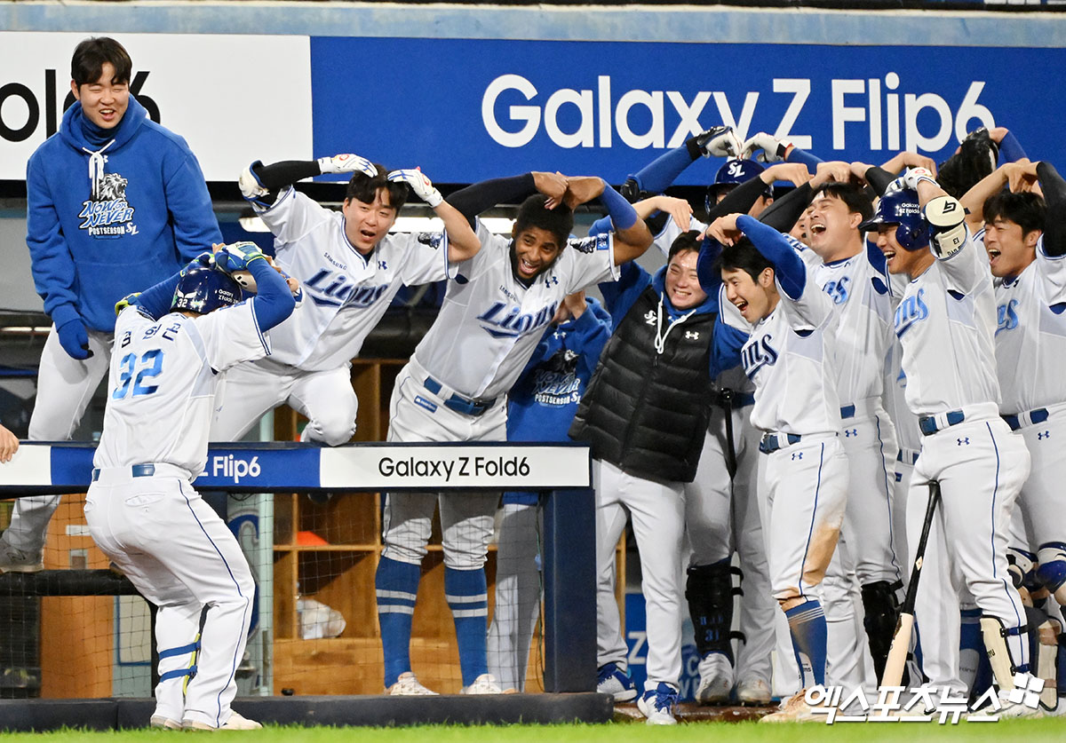 삼성 라이온즈 외야수 김헌곤이 25일 대구 삼성라이온즈파크에서 열린 KIA와의 2024 신한 SOL Bank KBO 한국시리즈 3차전에서 7회말 선두타자로 나와 솔로 홈런을 기록한 뒤 동료들과 하트 세리머니를 하고 있다. 사진 김한준 기자