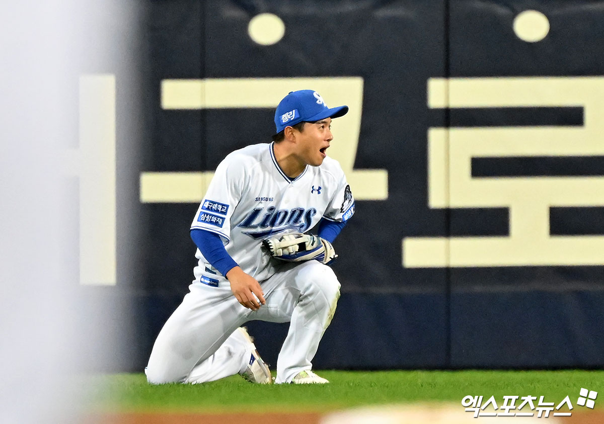 삼성 라이온즈 외야수 김헌곤이 25일 대구 삼성라이온즈파크에서 열린 KIA와의 2024 신한 SOL Bank KBO 한국시리즈 3차전에서 5회초 최원준의 안타성 타구를 호수비로 잡아낸 뒤 기뻐하고 있다. 사진 김한준 기자