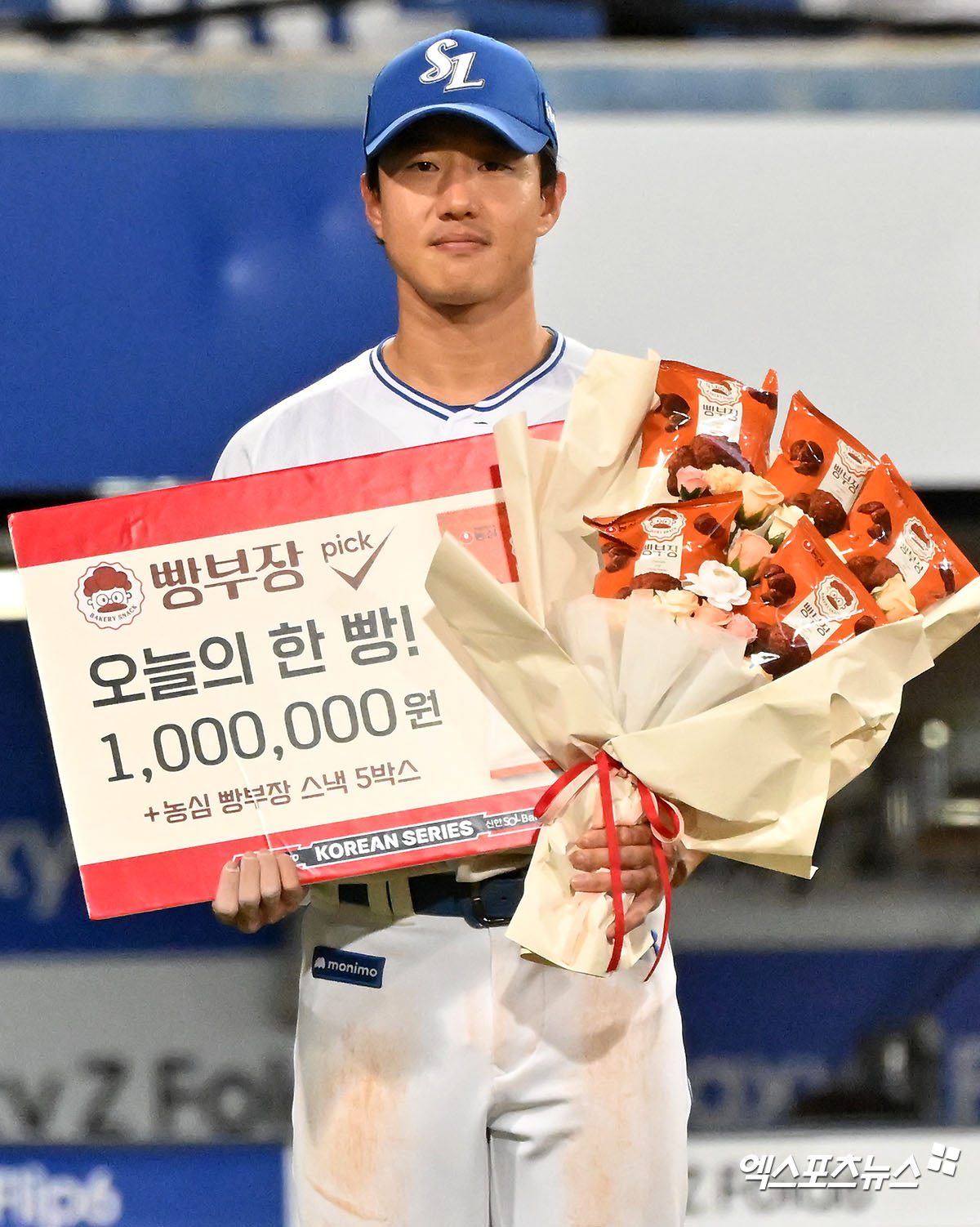 삼성 라이온즈 외야수 이성규가 25일 대구 삼성라이온즈파크에서 열린 KIA 타이거즈와의 2024 신한 SOL Bank KBO 한국시리즈 3차전에서 3회말 선제 솔로 홈런을 쳐내며 팀 승리를 이끌고 결승타상을 수상했다. 사진 김한준 기자