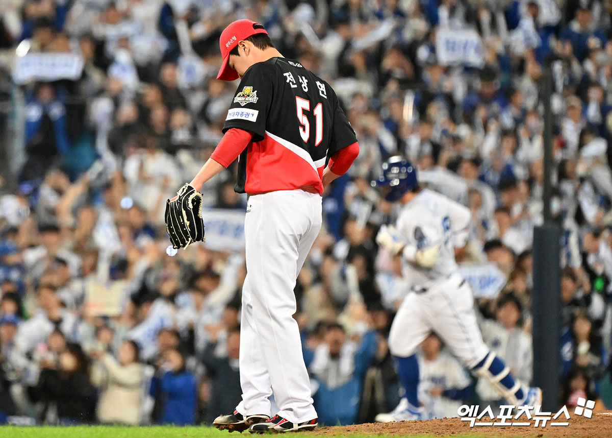 KIA 투수 전상현은 25일 삼성라이온즈파크에서 열린 '2024 신한 SOL Bank KBO 포스트시즌' 삼성과 한국시리즈(7전 4승제) 3차전에서 구원 등판했다. 김헌곤과 박병호에게 연속 타자 홈런을 맞는 등 아웃카운트를 하나도 잡지 못하고 2실점 해 고개 숙였다. 대구, 김한준 기자