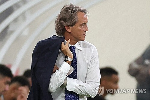 사우디아라비아 축구대표팀을 이끌고 아시안컵에서 한국을 상대했던 로베르토 만치니 감독이 경질됐다. 과거 맨체스터 시티를 지휘하며 프리미어리그(PL) 우승을, 이탈리아 대표팀에서 유럽축구연맹(UEFA) 유럽축구선수권대회 우승을 달성하는 등 화려한 이력을 보유한 만치니 감독은 프로리그와 대표팀을 중심으로 축구 저변을 넓히려는 사우디아라비아의 선택을 받아 지난해 지휘봉을 잡았지만 성적 부진으로 인해 감독으로 선임되고 14개월 만에 경질되고 말았다. 사진 연합뉴스