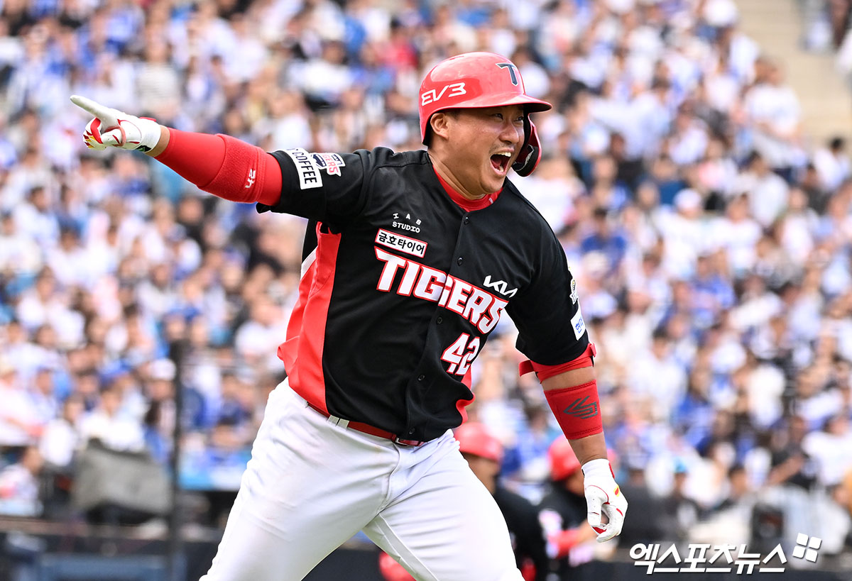 26일 오후 대구삼성라이온즈파크에서 열린 '2024 신한 SOL Bank KBO 한국시리즈' KIA 타이거즈와 삼성 라이온즈의 4차전 경기, 3회초 2사 만루 KIA 김태군이 만루 홈런을 날린 후 기뻐하고 있다. 대구, 김한준 기자