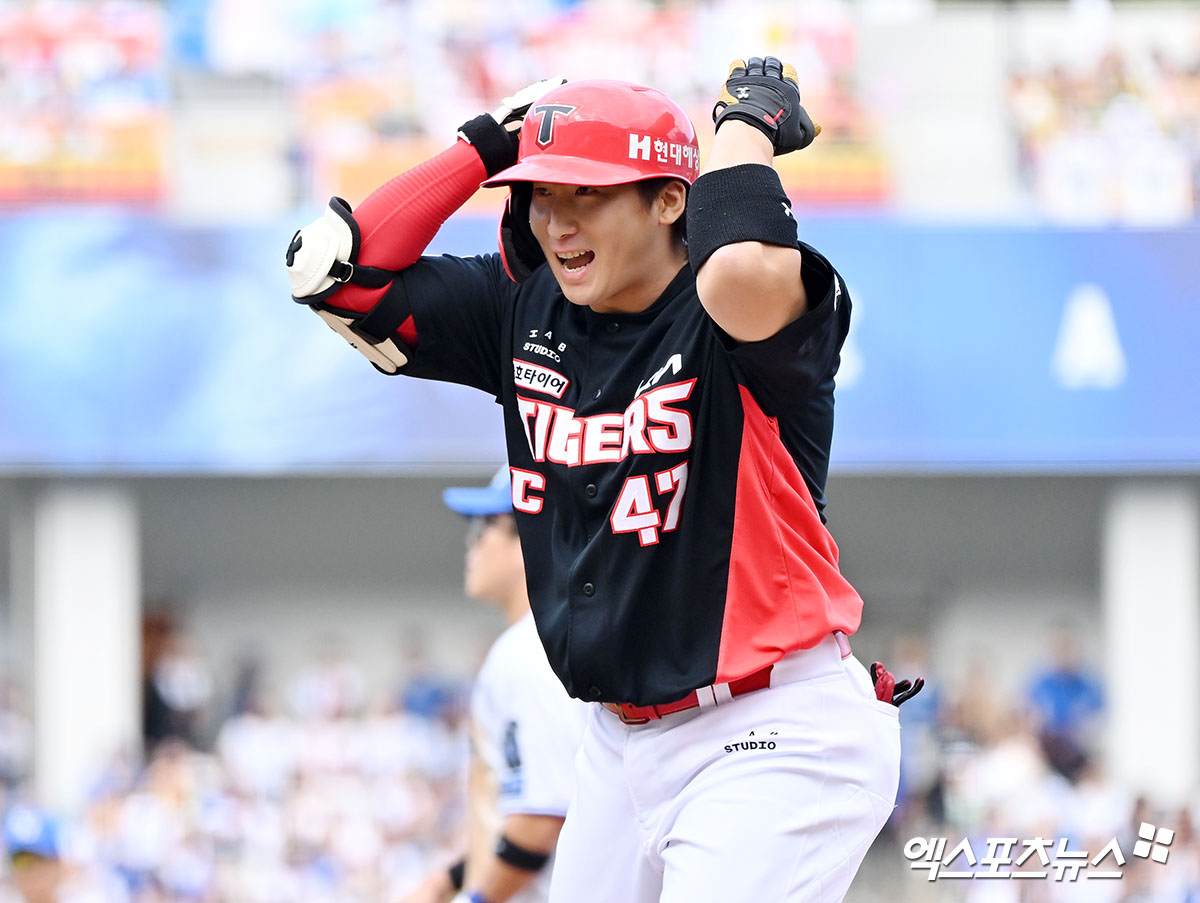 26일 오후 대구삼성라이온즈파크에서 열린 '2024 신한 SOL Bank KBO 한국시리즈' KIA 타이거즈와 삼성 라이온즈의 4차전 경기, 3회초 무사 1,2루 KIA 나성범이 우전안타를 날린 후 기뻐하고 있다. 대구, 김한준 기자