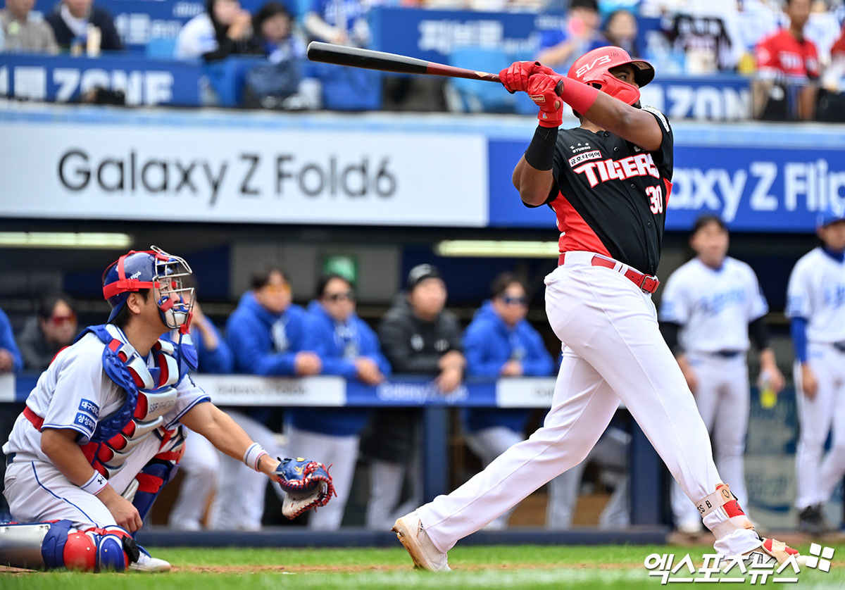 26일 오후 대구삼성라이온즈파크에서 열린 '2024 신한 SOL Bank KBO 한국시리즈' KIA 타이거즈와 삼성 라이온즈의 4차전 경기, 3회초 무사 만루 KIA 소크라테스가 2타점 적시타를 날리고 있다. 대구, 김한준 기자