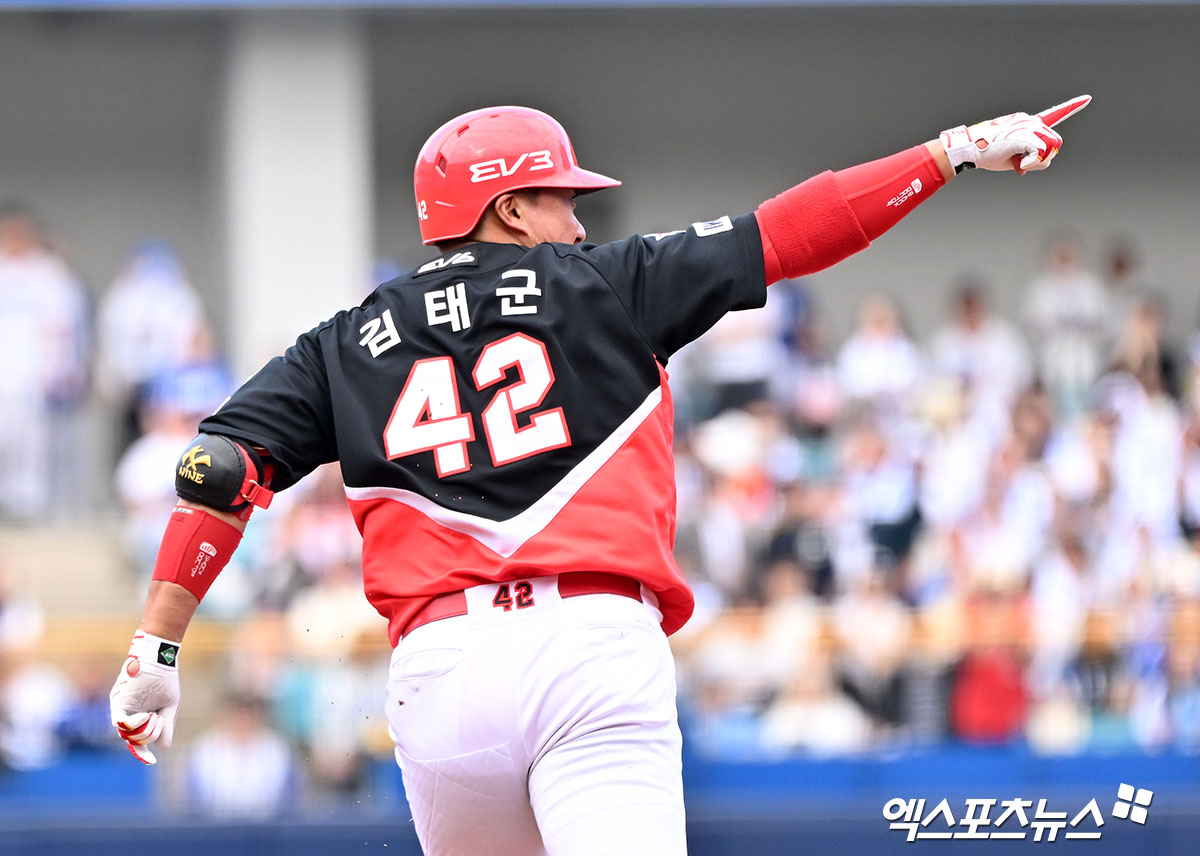 26일 오후 대구삼성라이온즈파크에서 열린 '2024 신한 SOL Bank KBO 한국시리즈' KIA 타이거즈와 삼성 라이온즈의 4차전 경기, 3회초 2사 만루 KIA 김태군이 만루 홈런을 날린 후 기뻐하고 있다. 대구, 김한준 기자