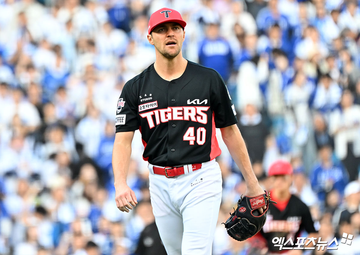 26일 오후 대구삼성라이온즈파크에서 열린 '2024 신한 SOL Bank KBO 한국시리즈' KIA 타이거즈와 삼성 라이온즈의 4차전 경기, 4회말 2사 1,3루 KIA 네일이 삼성 이성규를 헛스윙 삼진으로 잡은 후 기뻐하고 있다. 대구, 김한준 기자