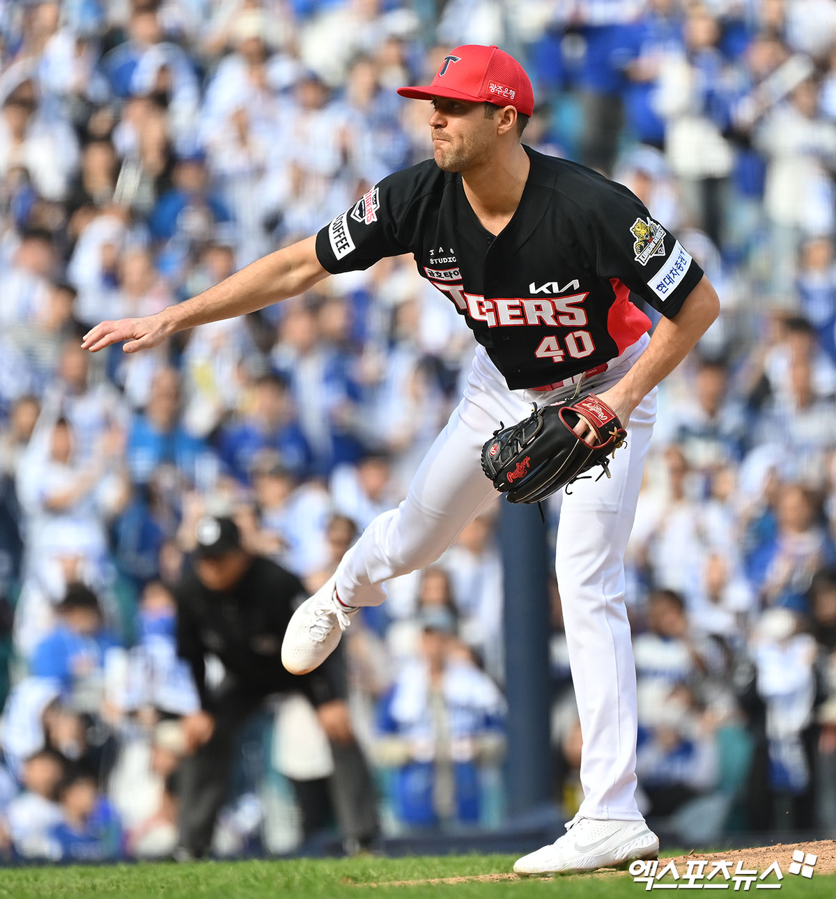 26일 오후 대구삼성라이온즈파크에서 열린 '2024 신한 SOL Bank KBO 한국시리즈' KIA 타이거즈와 삼성 라이온즈의 4차전 경기, 1회말 KIA 선발투수 네일이 공을 힘차게 던지고 있다. 대구, 김한준 기자