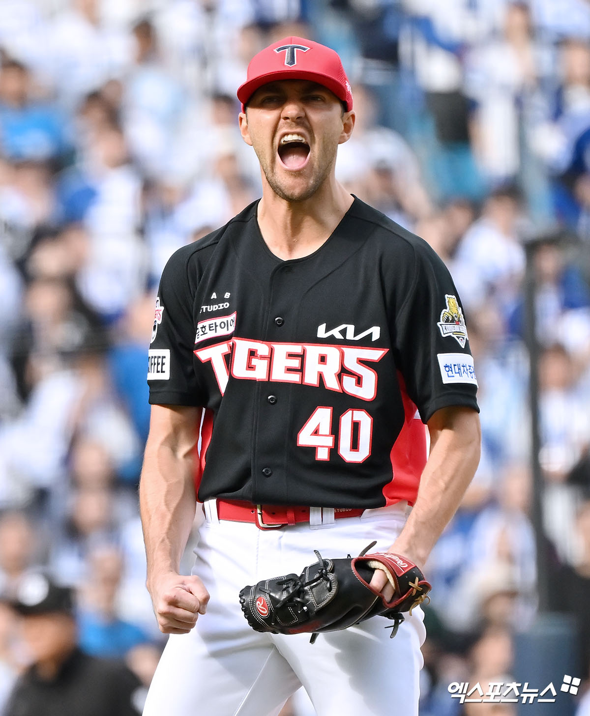 26일 오후 대구삼성라이온즈파크에서 열린 '2024 신한 SOL Bank KBO 한국시리즈' KIA 타이거즈와 삼성 라이온즈의 4차전 경기, 1회말 수비를 마친 KIA 선발투수 네일이 포효하고 있다. 대구, 김한준 기자