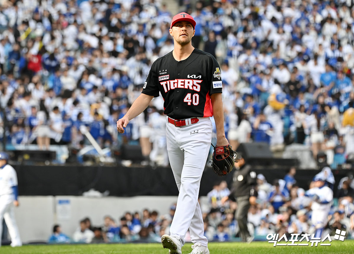 26일 오후 대구삼성라이온즈파크에서 열린 '2024 신한 SOL Bank KBO 한국시리즈' KIA 타이거즈와 삼성 라이온즈의 4차전 경기, 2회말 수비를 마친 KIA 선발투수 네일이 더그아웃으로 향하고 있다. 대구, 김한준 기자